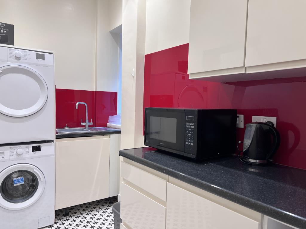 Lot: 3 - SIX-BEDROOM GUEST HOUSE FOR INVESTMENT - Kitchen with modern fitted units